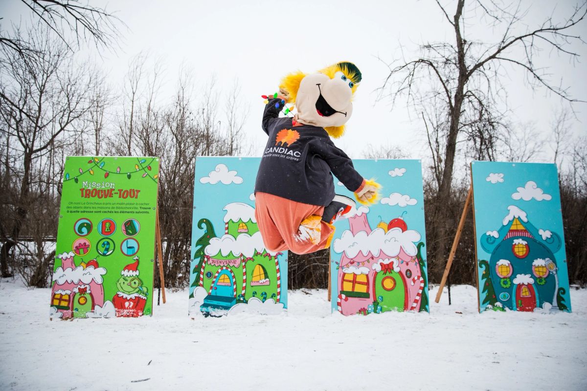 Rigolo devant le parcours ludique du Grincheux de Noël à Candiac