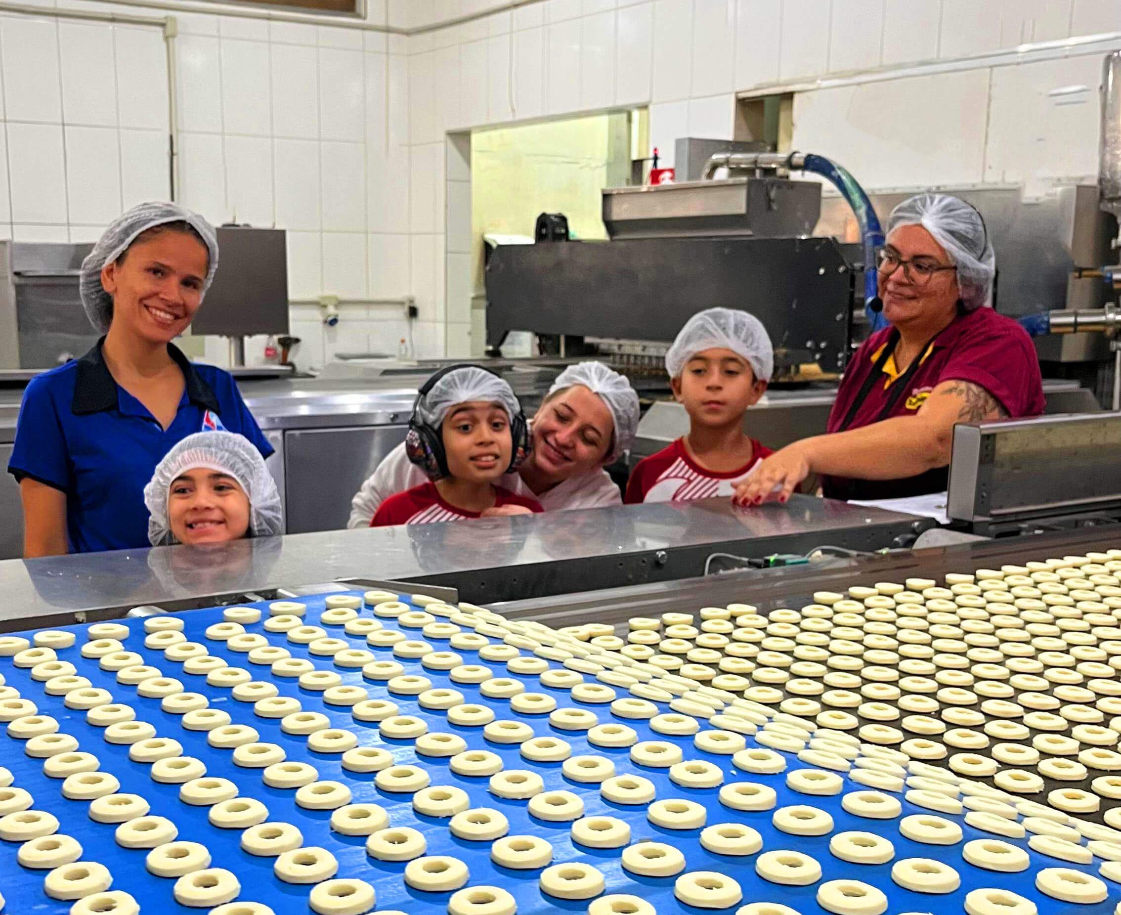 Crianças do 4º ano acompanham a produção de biscoitos em uma fábrica