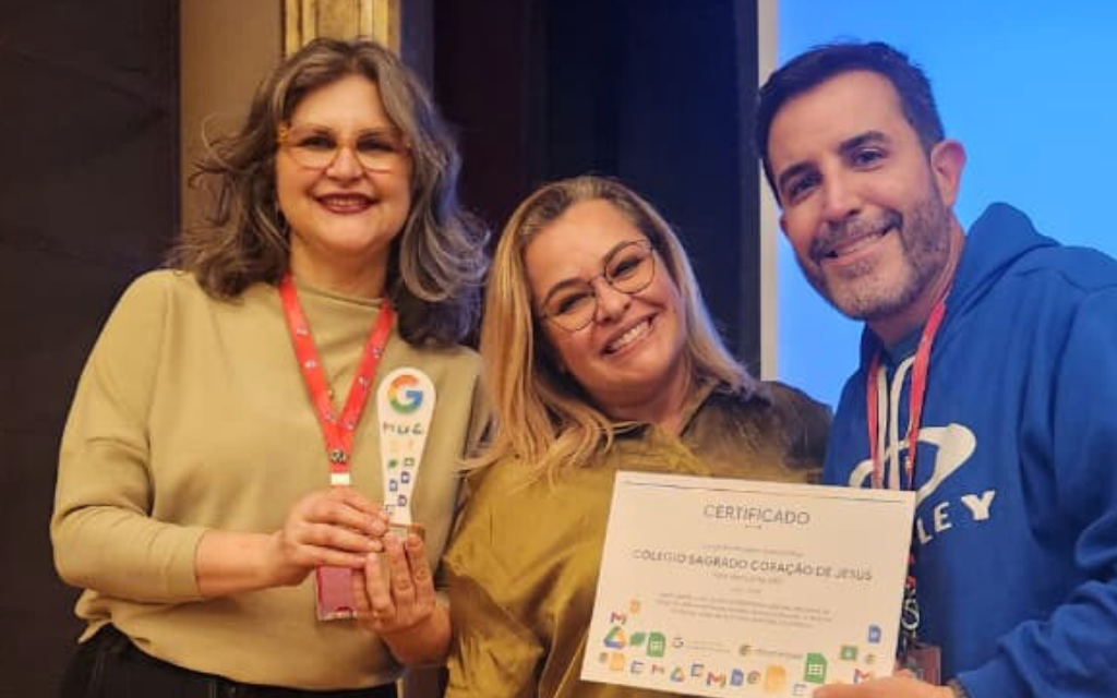 Representantes do Sagrado exibem o certificado e o troféu de Escola de Referência Google for Education