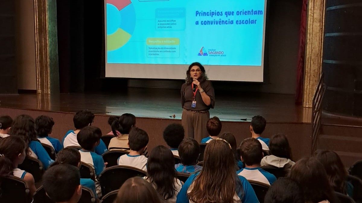 Educadora apresenta princípios de convivência escolar a estudantes dos Anos Finais