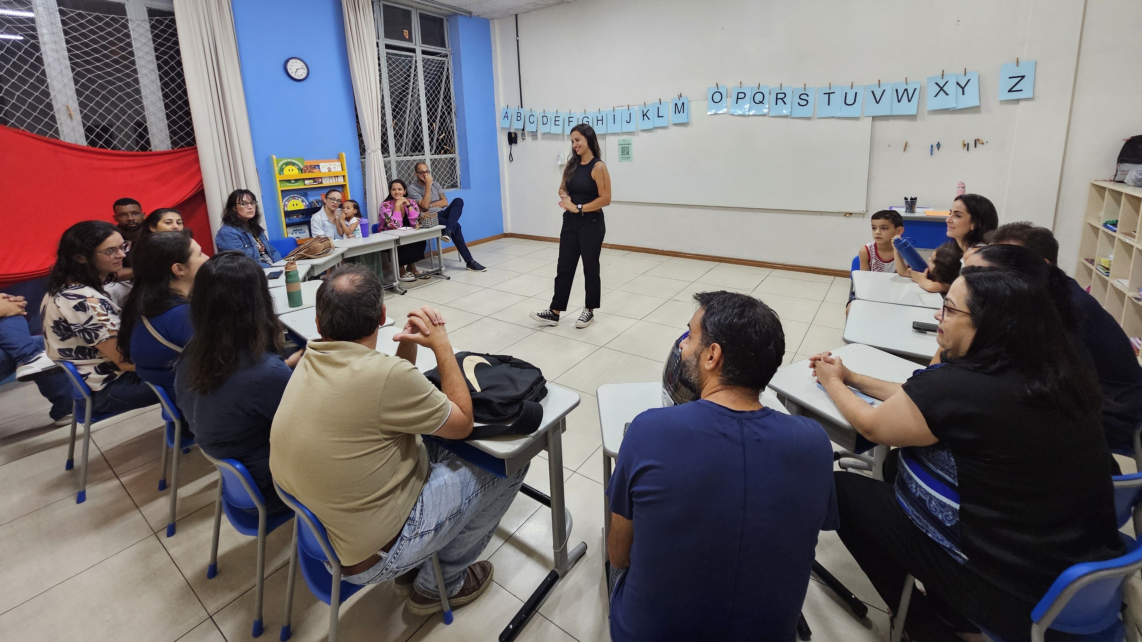 Familiares da Educação Infantil conversam com uma professora durante reunião pedagógica