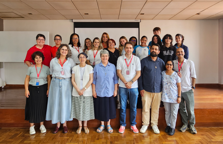 Irmãs Miriam Altenhofen e Kreti Vidal reunidas com estudantes, educadores e equipe do Sagrado