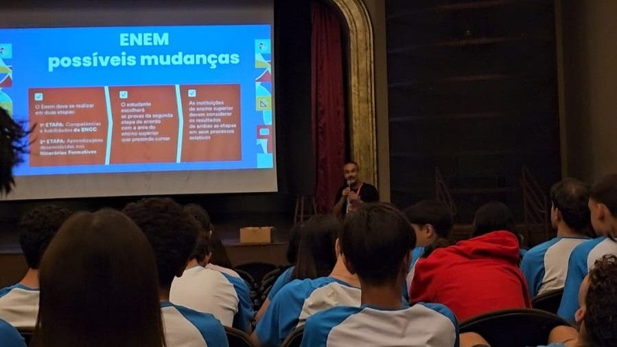 Estudantes do Ensino Médio acompanham apresentação sobre possíveis mudanças no Enem