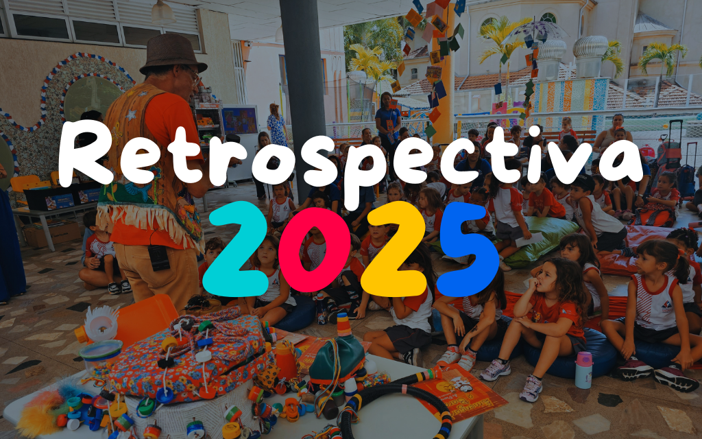 Arte da Retrospectiva 2025 com crianças em uma atividade escolar ao fundo