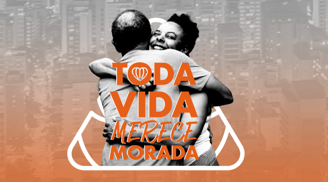 Arte do lema “Toda vida merece morada”, com duas pessoas abraçadas