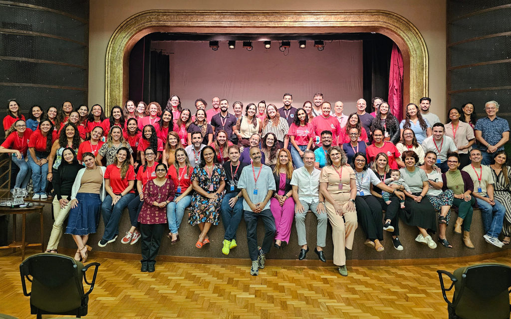 Professores e equipe pedagógica reunidos no teatro no início do ano letivo de 2026