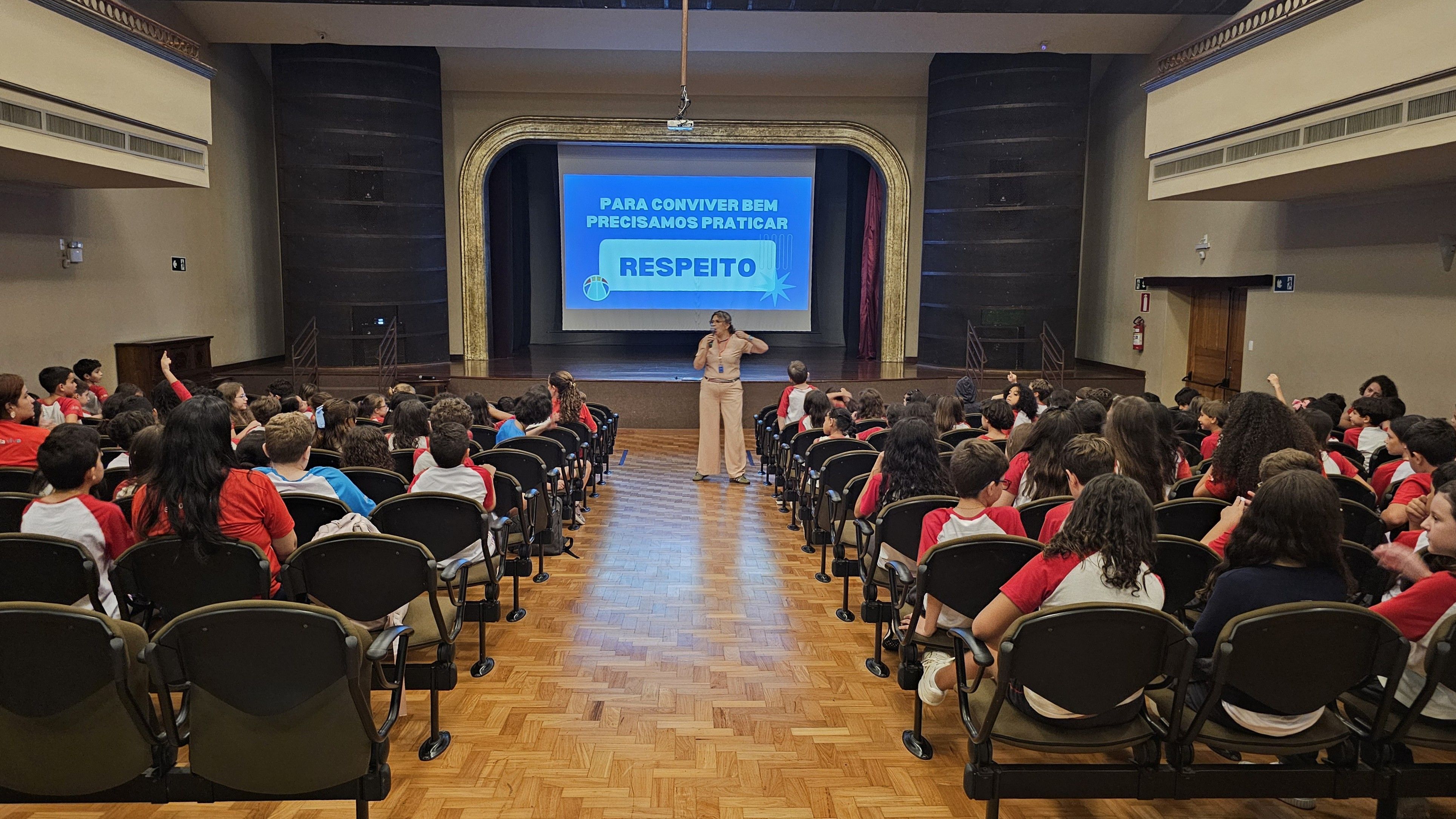 Educadora conversa com alunos dos Anos Iniciais sobre respeito e diversidade no teatro