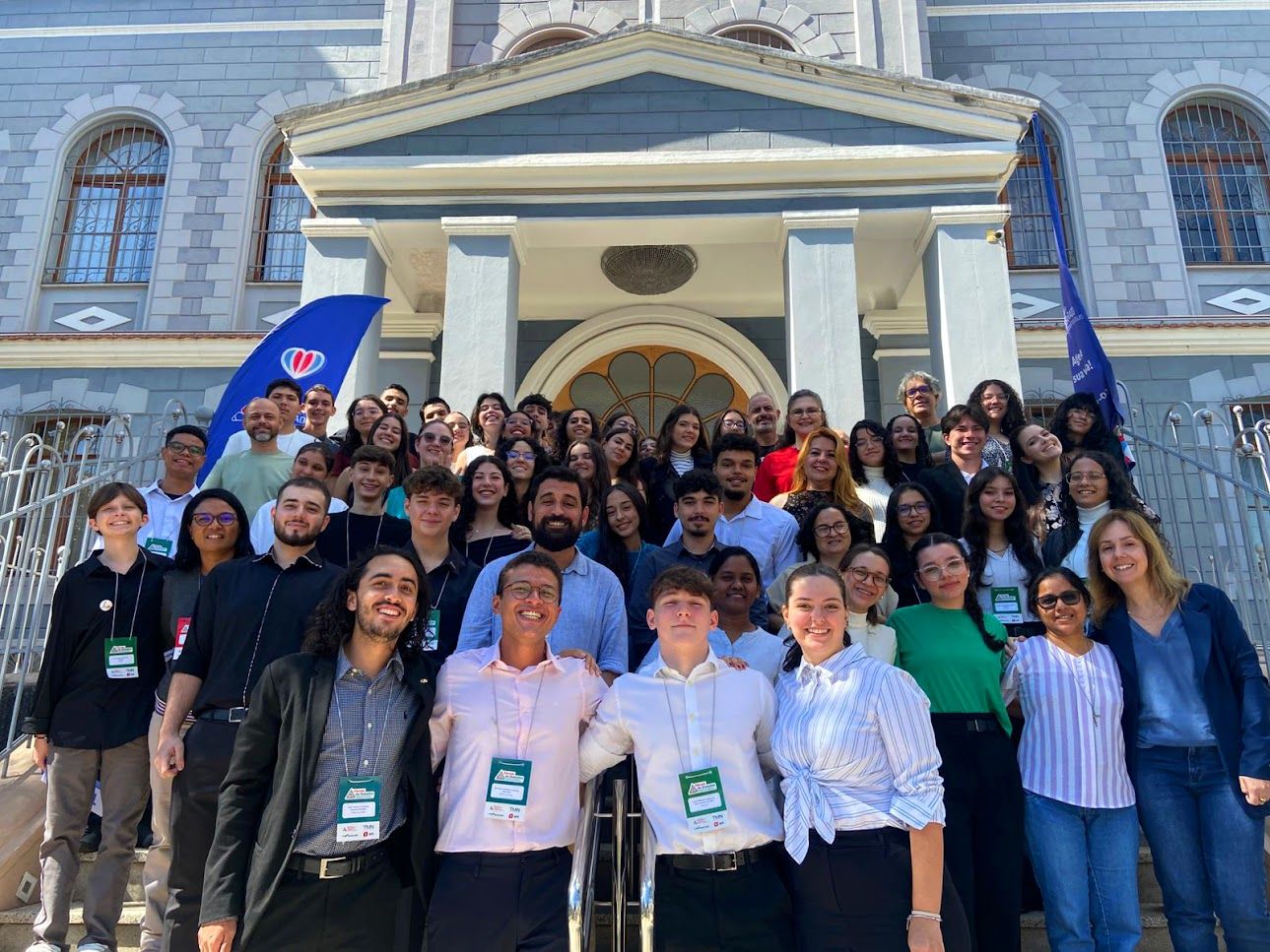 Estudantes e educadores reunidos na entrada do Sagrado durante o Fórum de Debates