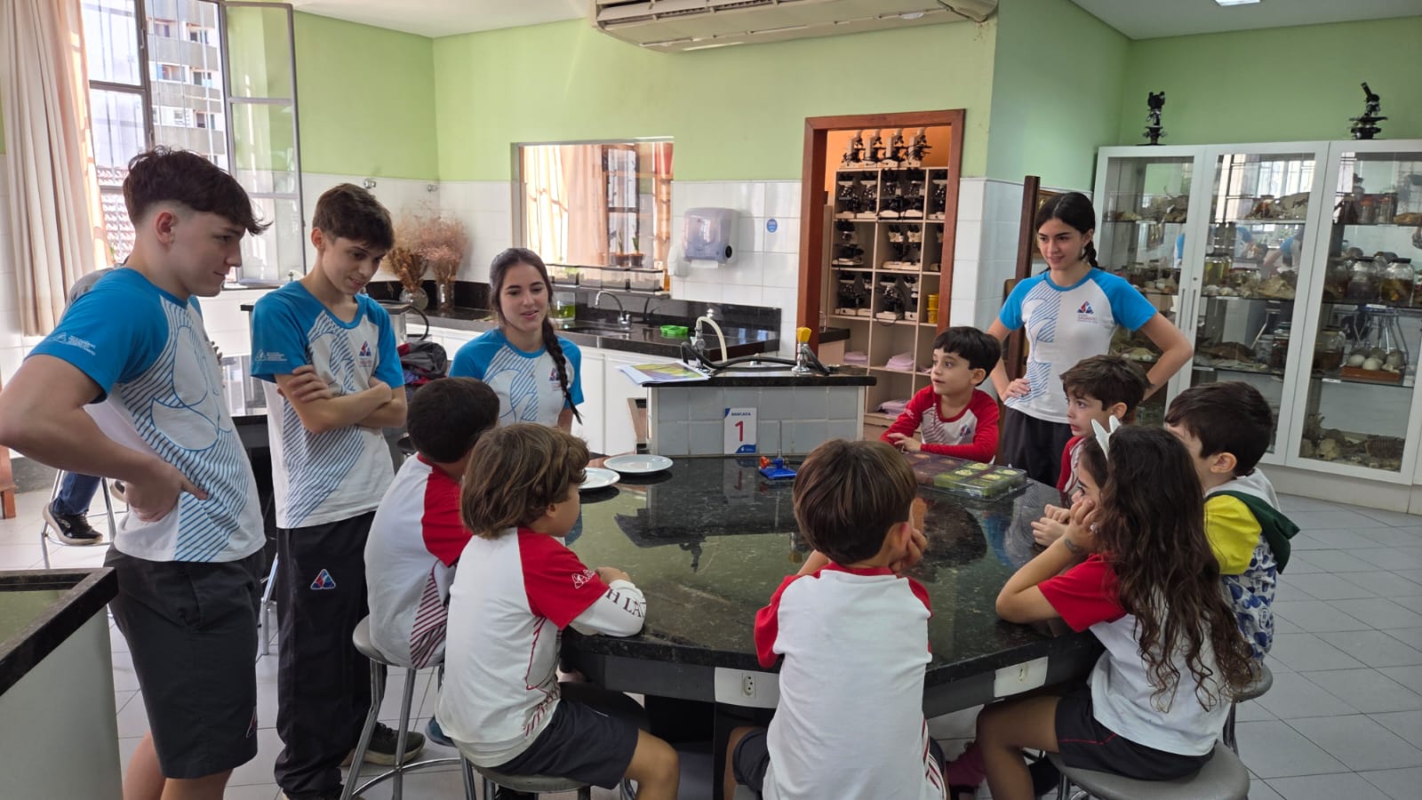 Alunos do Ensino Médio apresentam a miniempresa Essenza a crianças da Educação Infantil