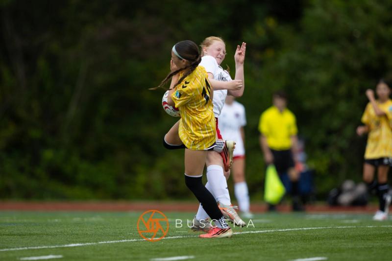 Sting 13-14G Academy player turning away from a Mt. Rainier defender