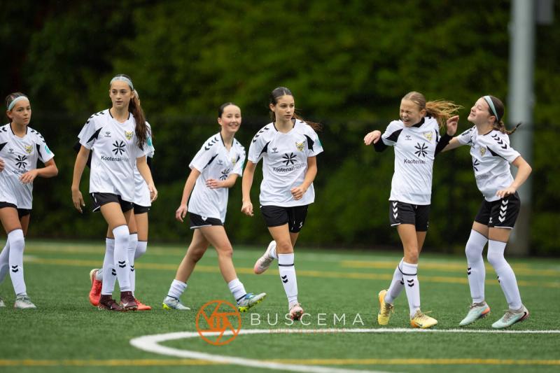 Sting 13-14G Academy players moving upfield together against Sound FC