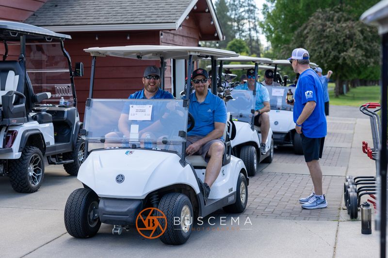 Golfers in carts lined up and waiting for the start