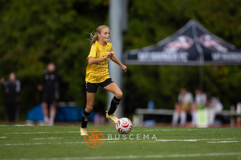 Sting 13-14G Academy player running with the ball against Mt. Rainier