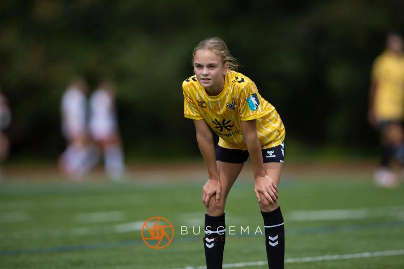 Sting 13-14G Academy player set and watching the play develop