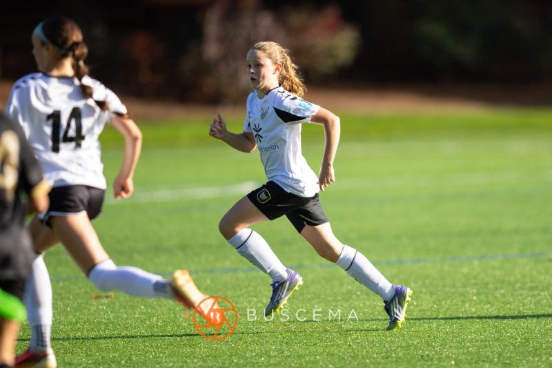 Sting 13G Academy player running onto a pass