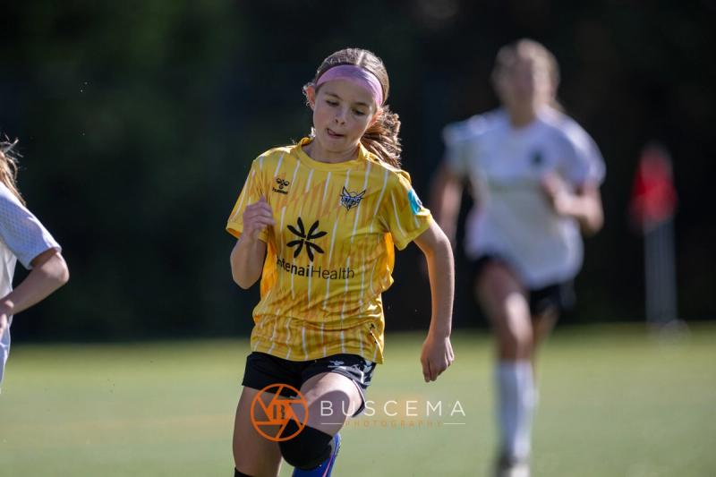 Sting 13G Academy player sprinting with her eyes on the ball
