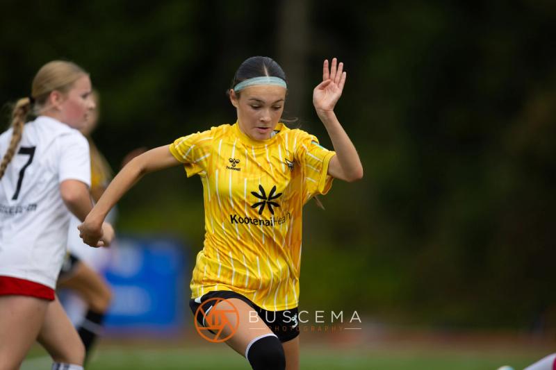 Sting 13-14G Academy player sprinting past a Mt. Rainier defender