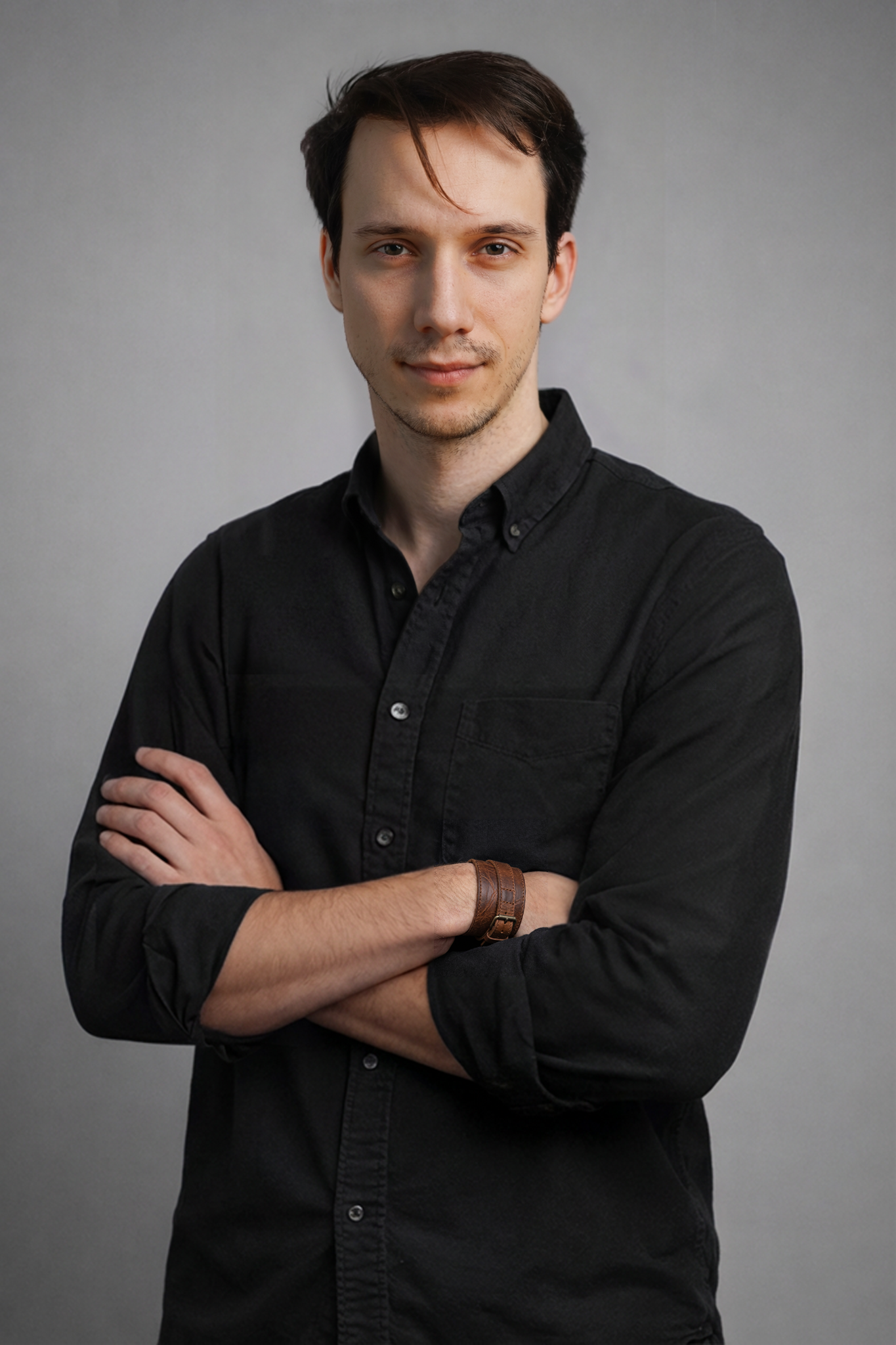 Portrait of Damas Limoge on a gray background