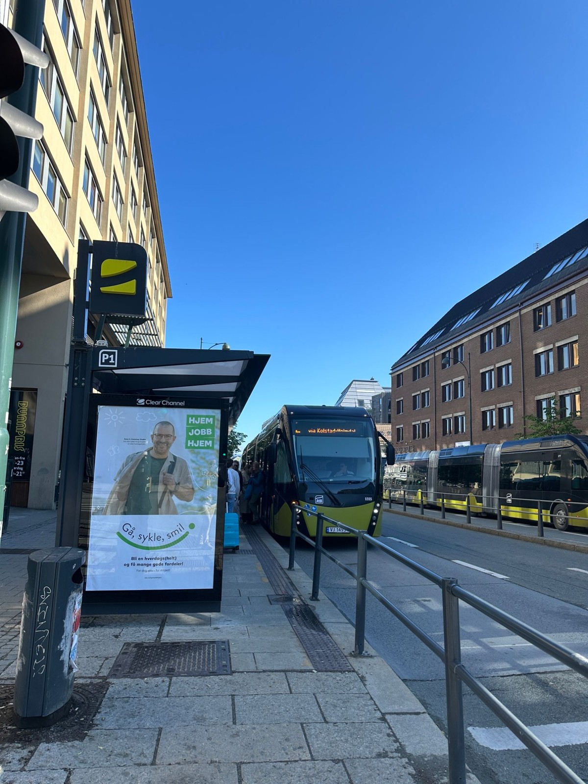 Buss fra AtB ved en holdeplass i Trondheim.