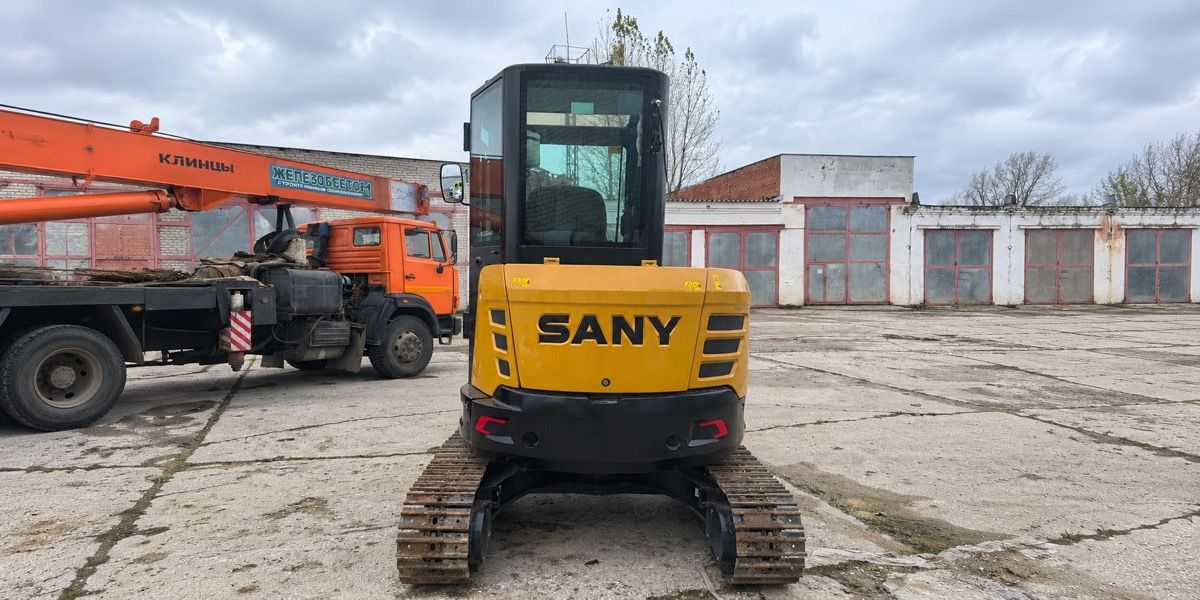 Мини-экскаватор SANY SY35U сзади на промышленной площадке