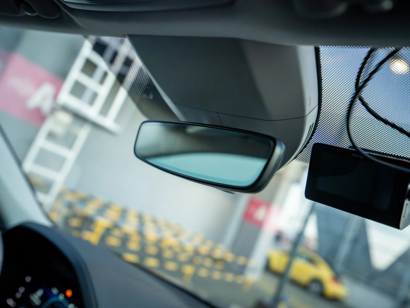 Škoda Kodiaq gri, detaliu interior al oglinzii retrovizoare.