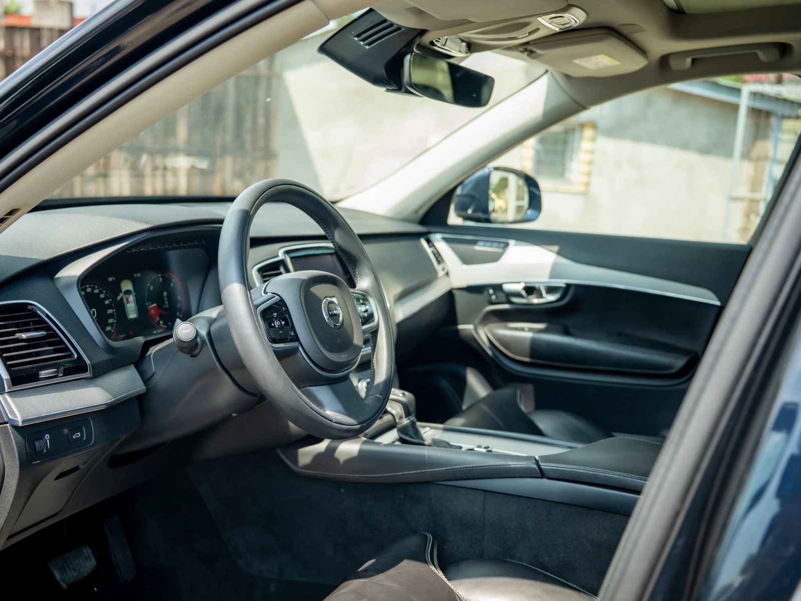 Volvo XC90 — habitaclu cu volan, bord și scaunele din față.