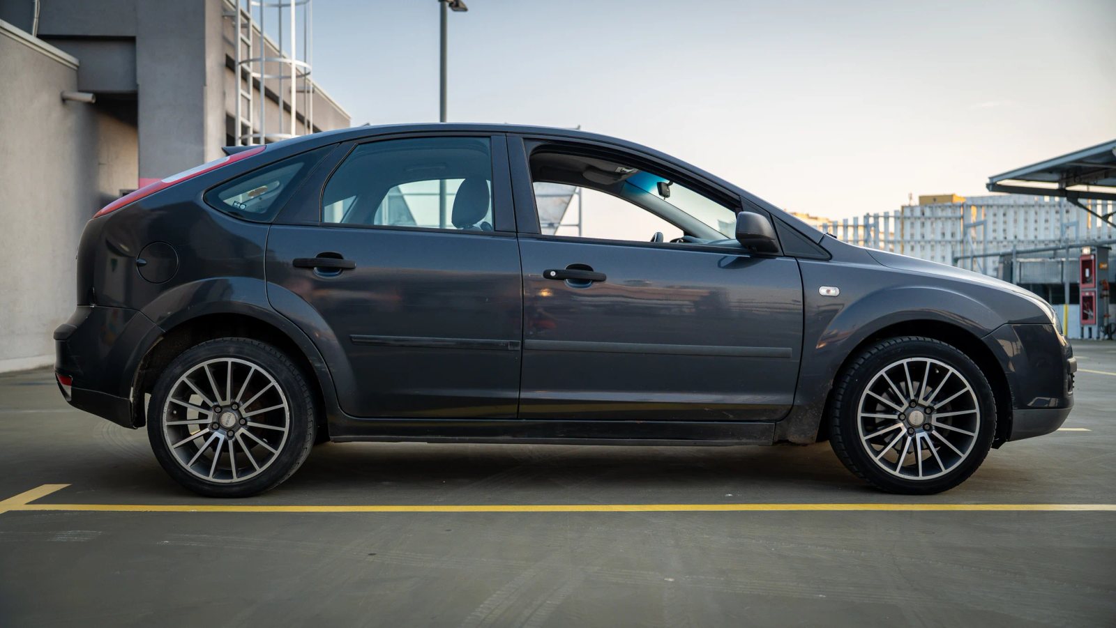 Ford Focus — profil lateral complet.