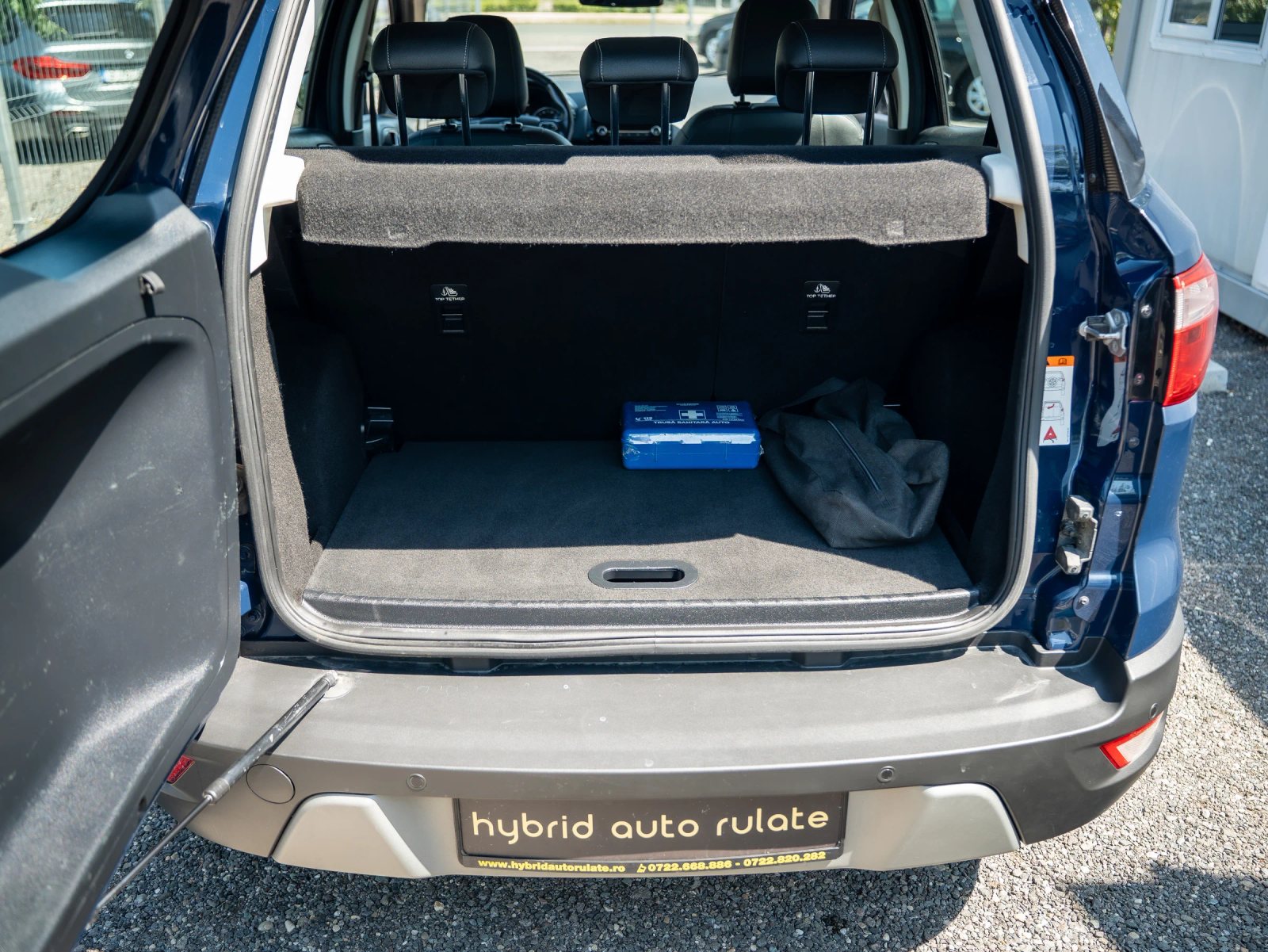 Ford EcoSport — portbagaj deschis, văzut din spate.