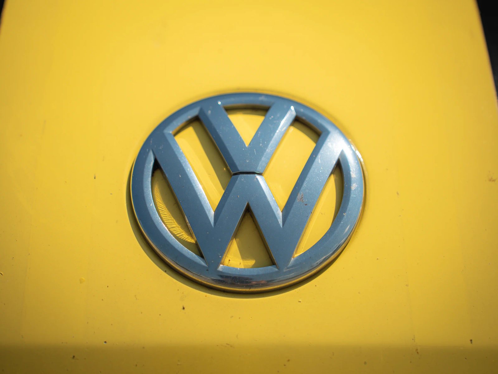 Volkswagen Beetle — prim-plan al emblemei de pe caroserie.