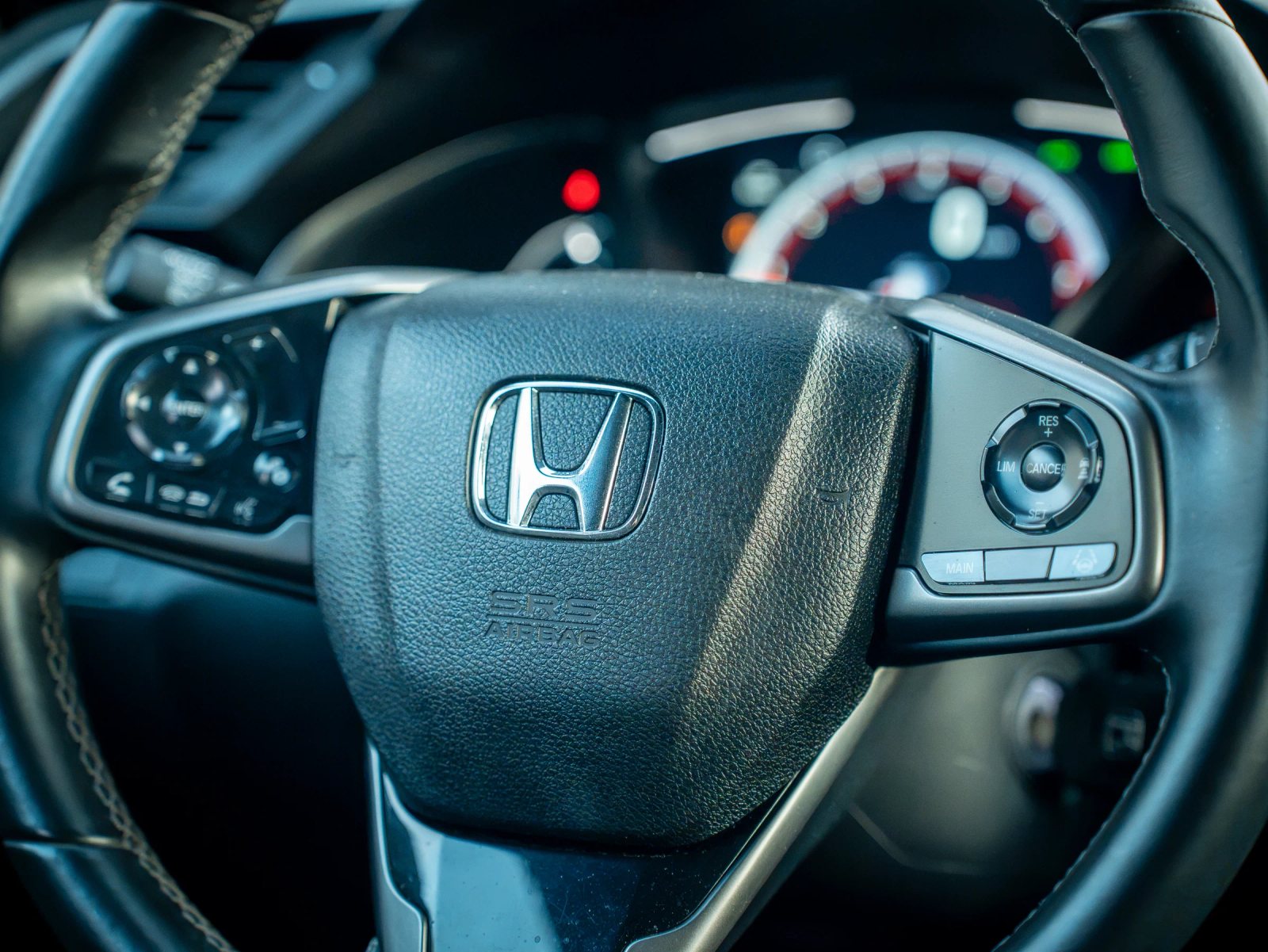 Honda Civic — prim-plan al volanului.
