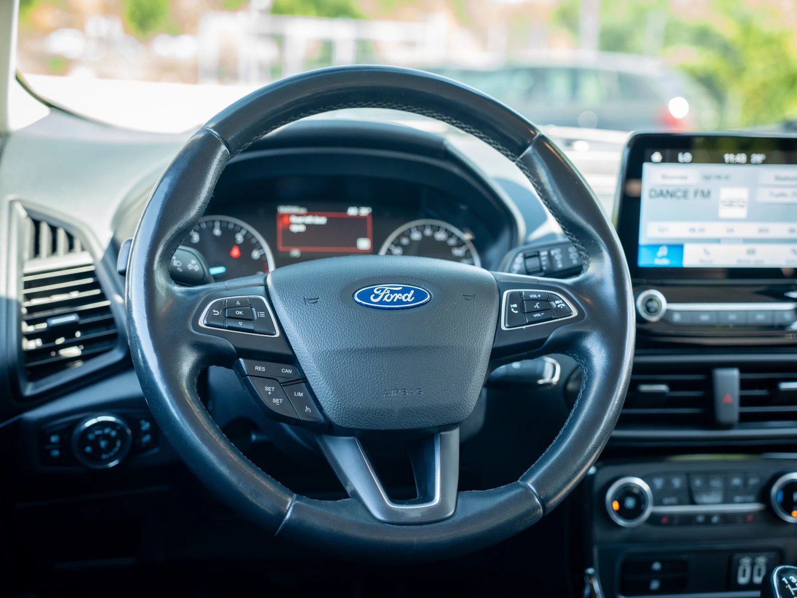 Ford EcoSport — prim-plan al volanului.