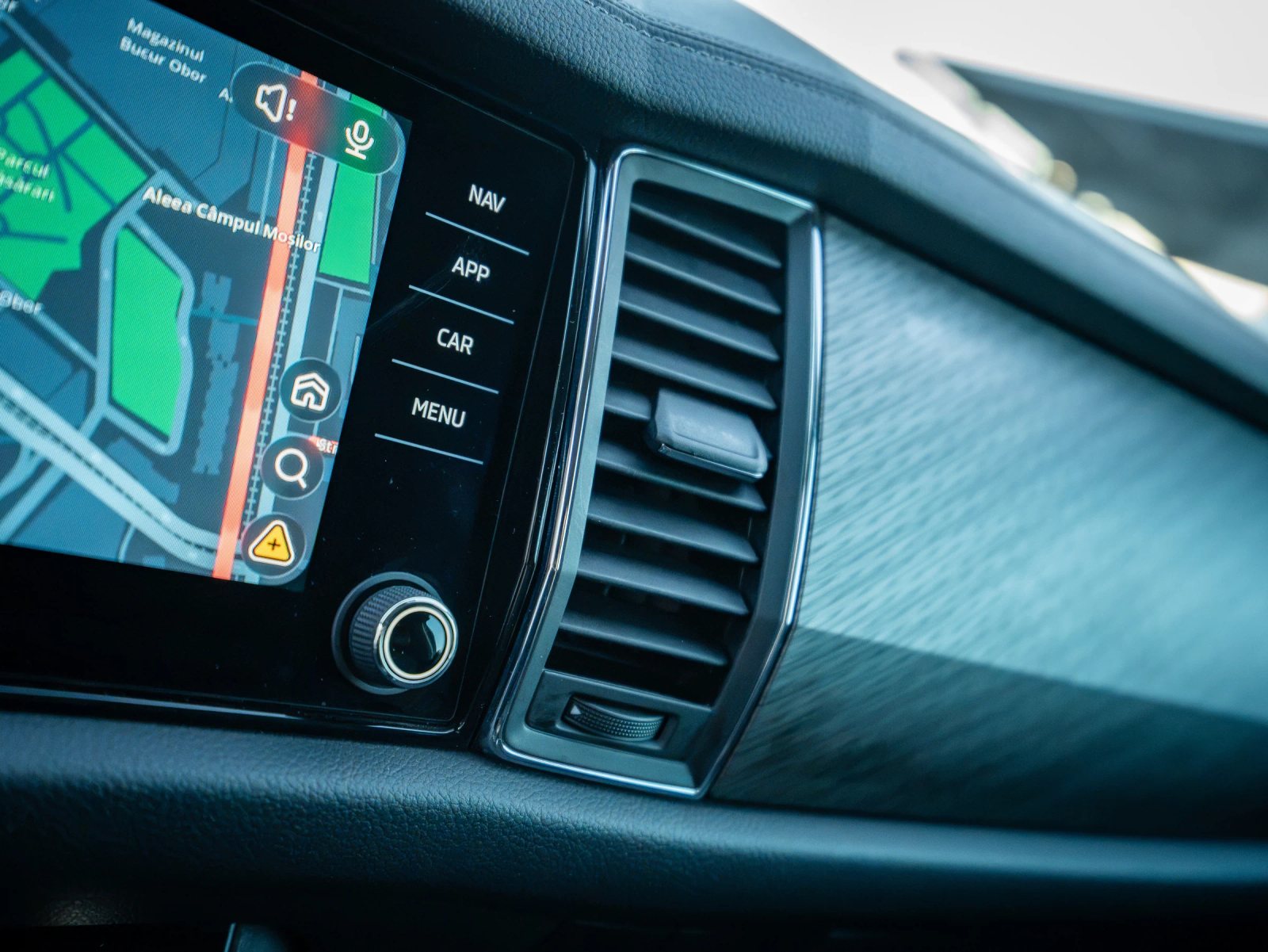 Škoda Kodiaq gri, detaliu al zonei multimedia și al gurii de aerisire.