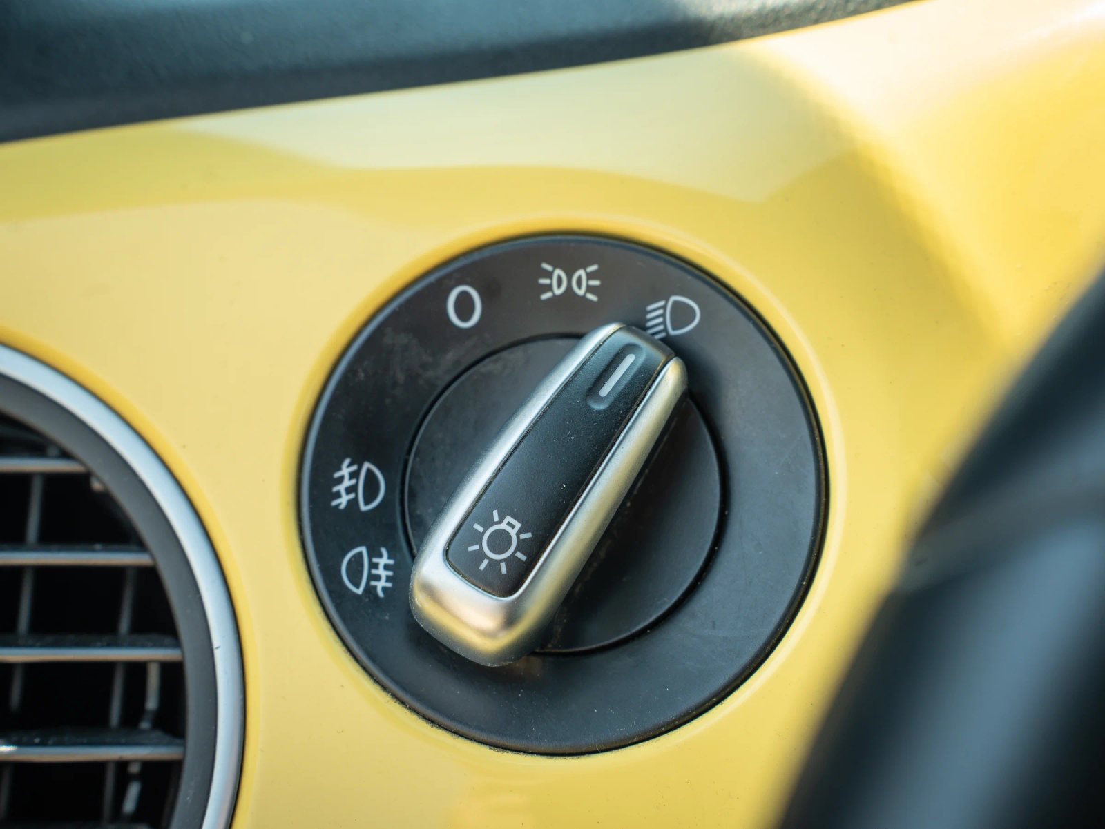 Volkswagen Beetle — detaliu al comenzilor pentru lumini.