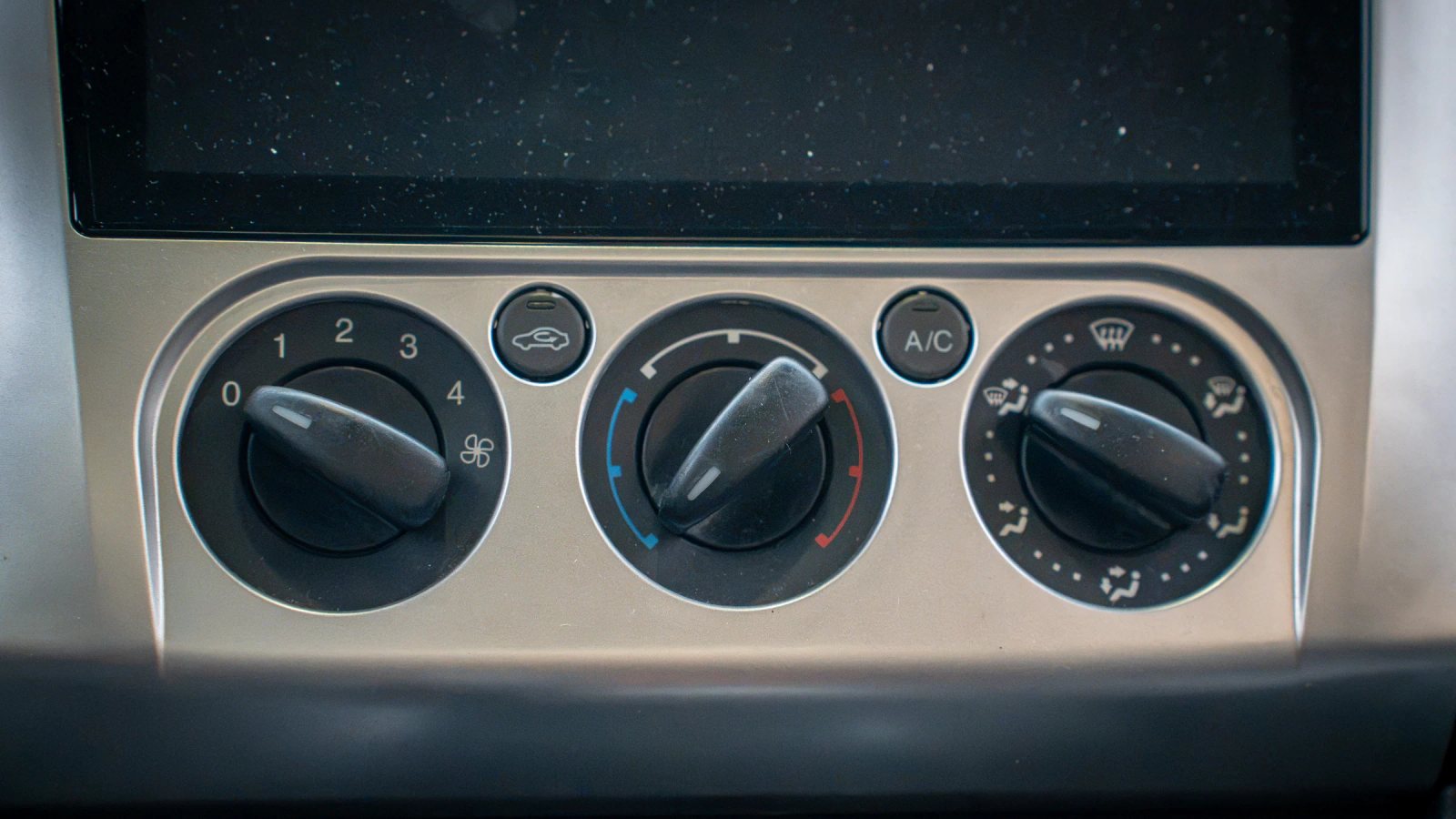 Ford Focus — prim-plan al comenzilor de climatizare.