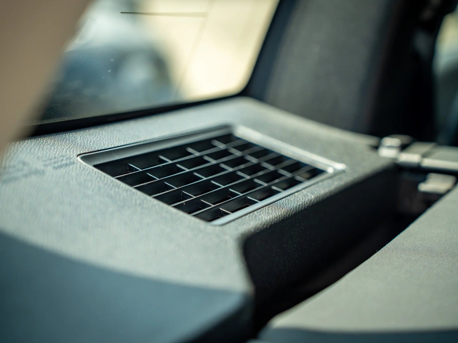Volvo XC90 — detaliu al grilei de ventilație.