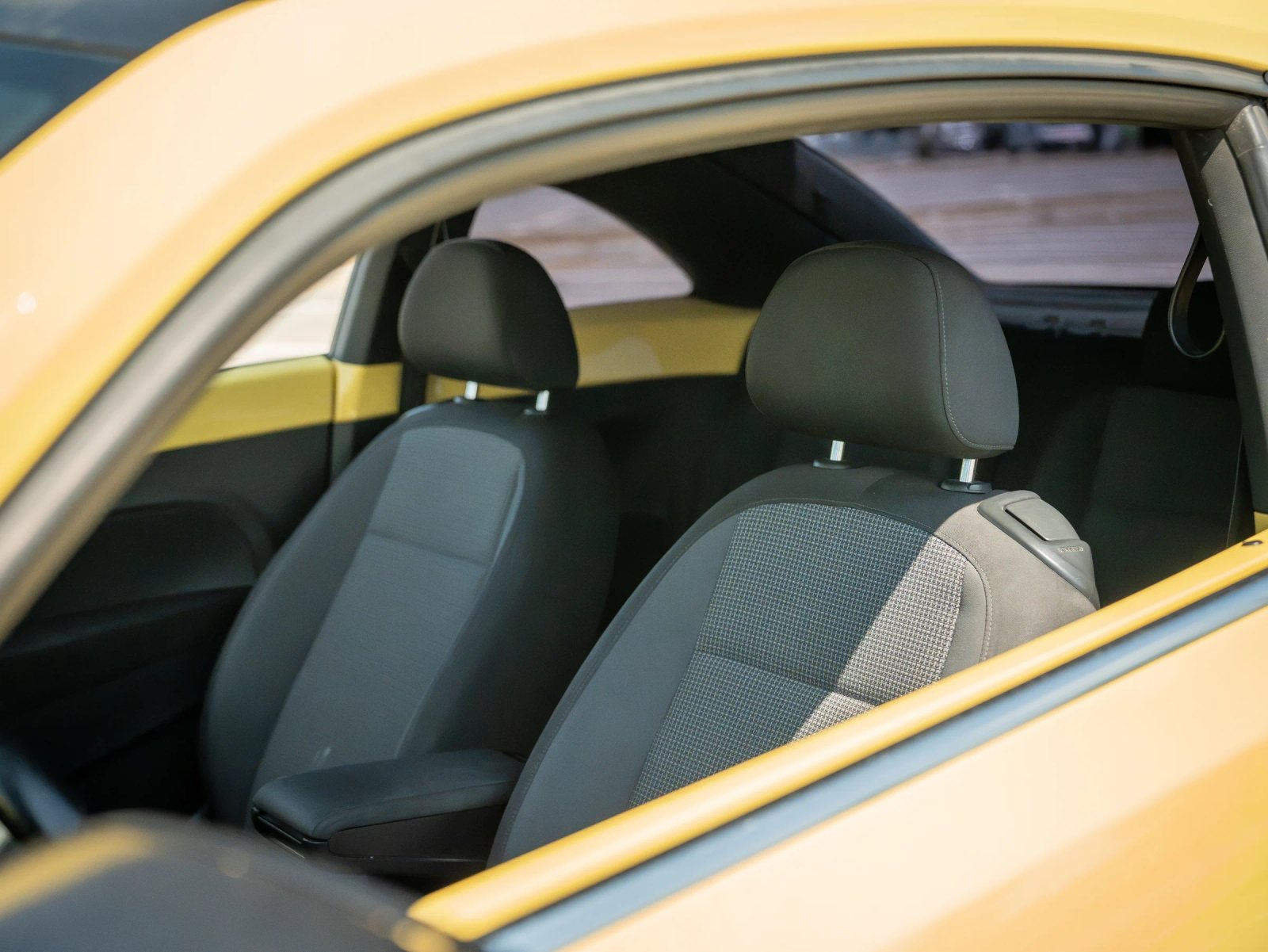 Volkswagen Beetle — scaunele din față văzute prin portieră.