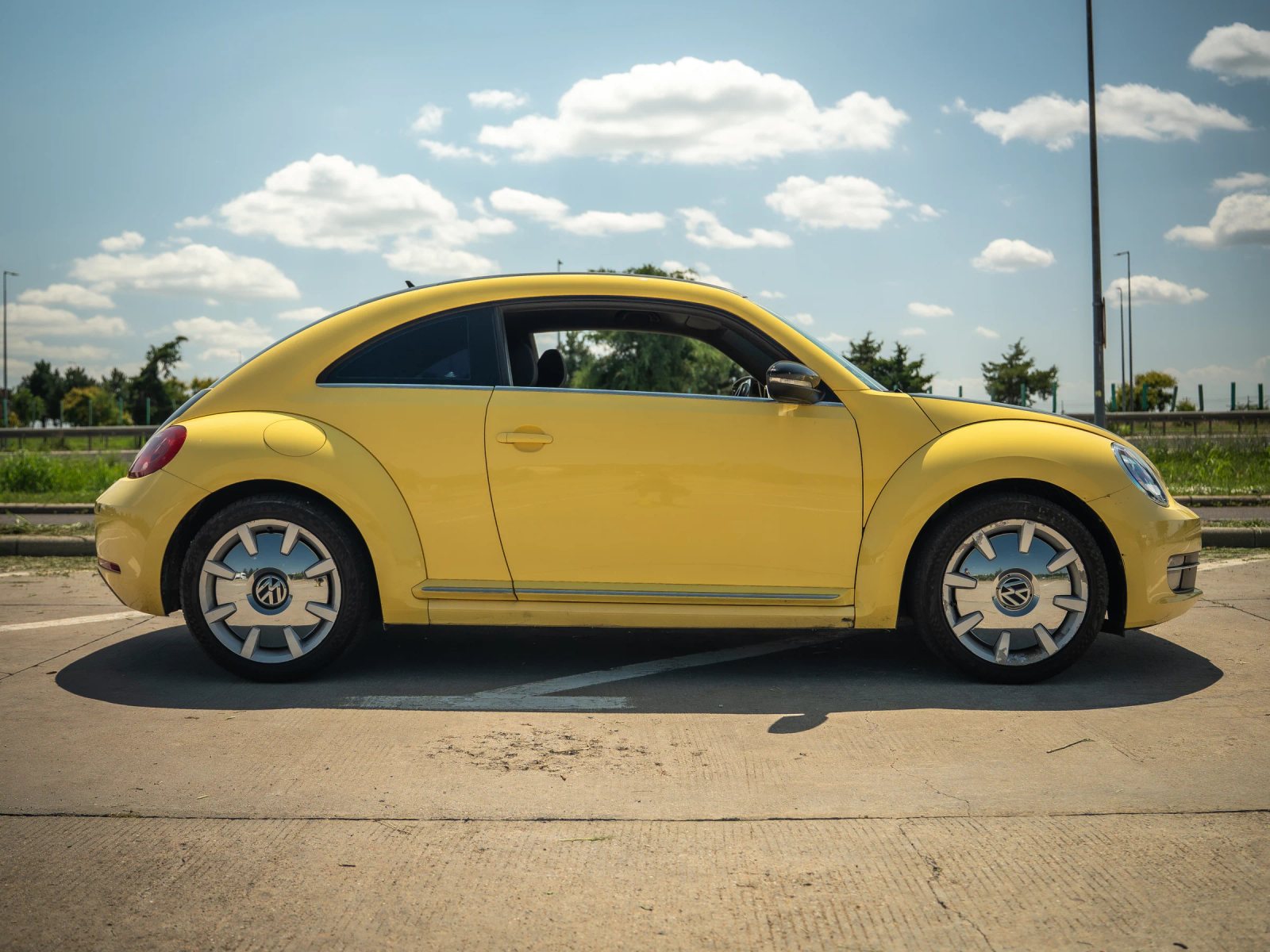 Volkswagen Beetle — profil lateral complet.