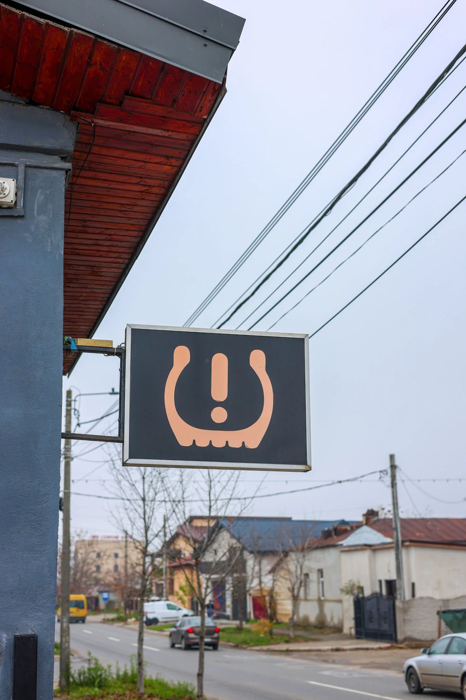 Indicatorul VAVA montat pe exteriorul clădirii