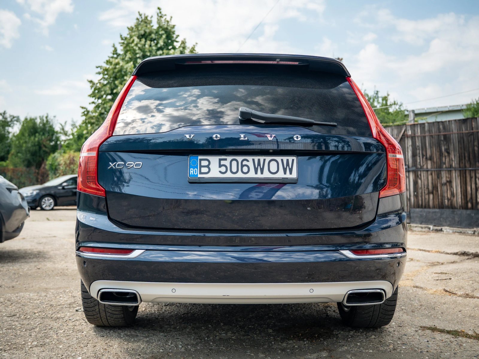 Volvo XC90 — vedere din spate.