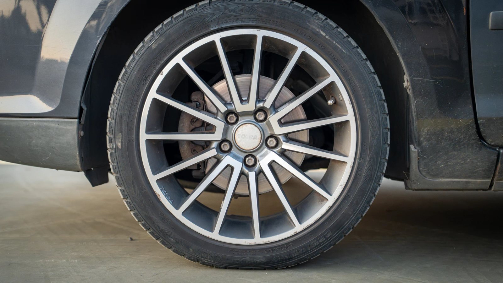 Ford Focus — detaliu al jantei și anvelopei.