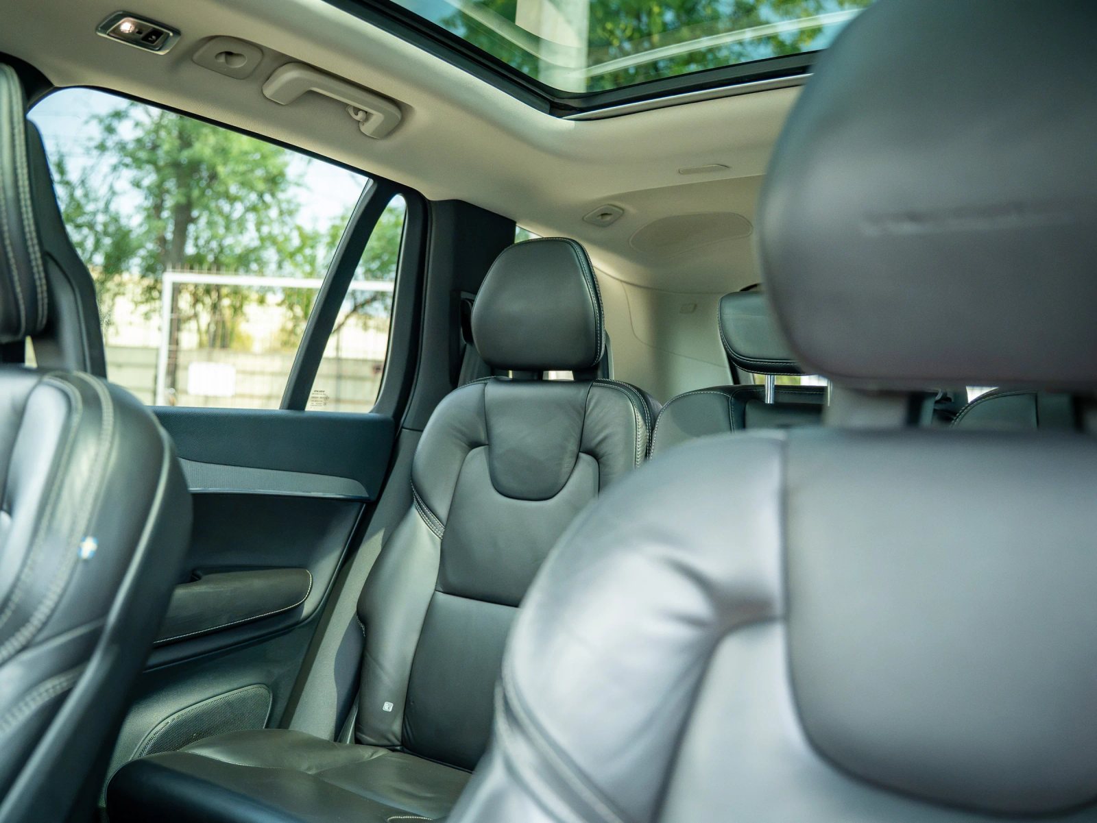 Volvo XC90 — vedere a banchetei și habitaclului din spate.