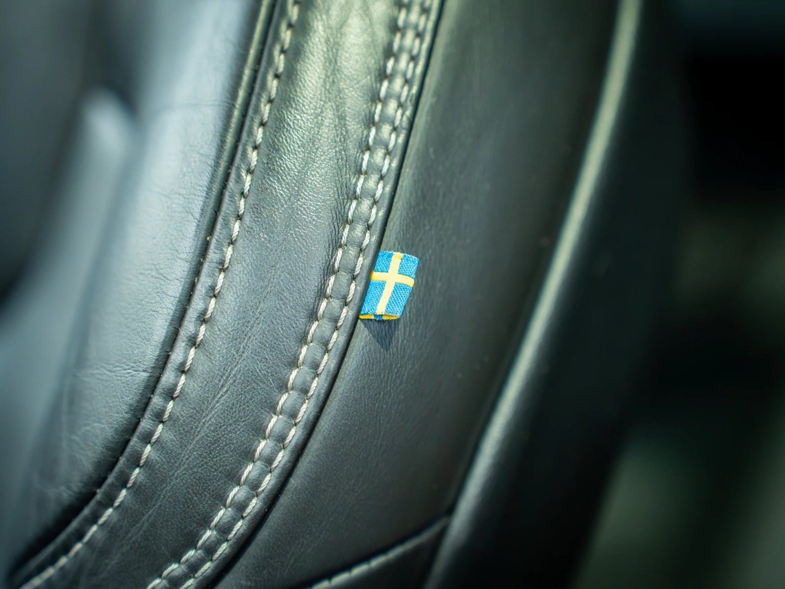 Volvo XC90 — detaliu al tapițeriei cu steagul Suediei.