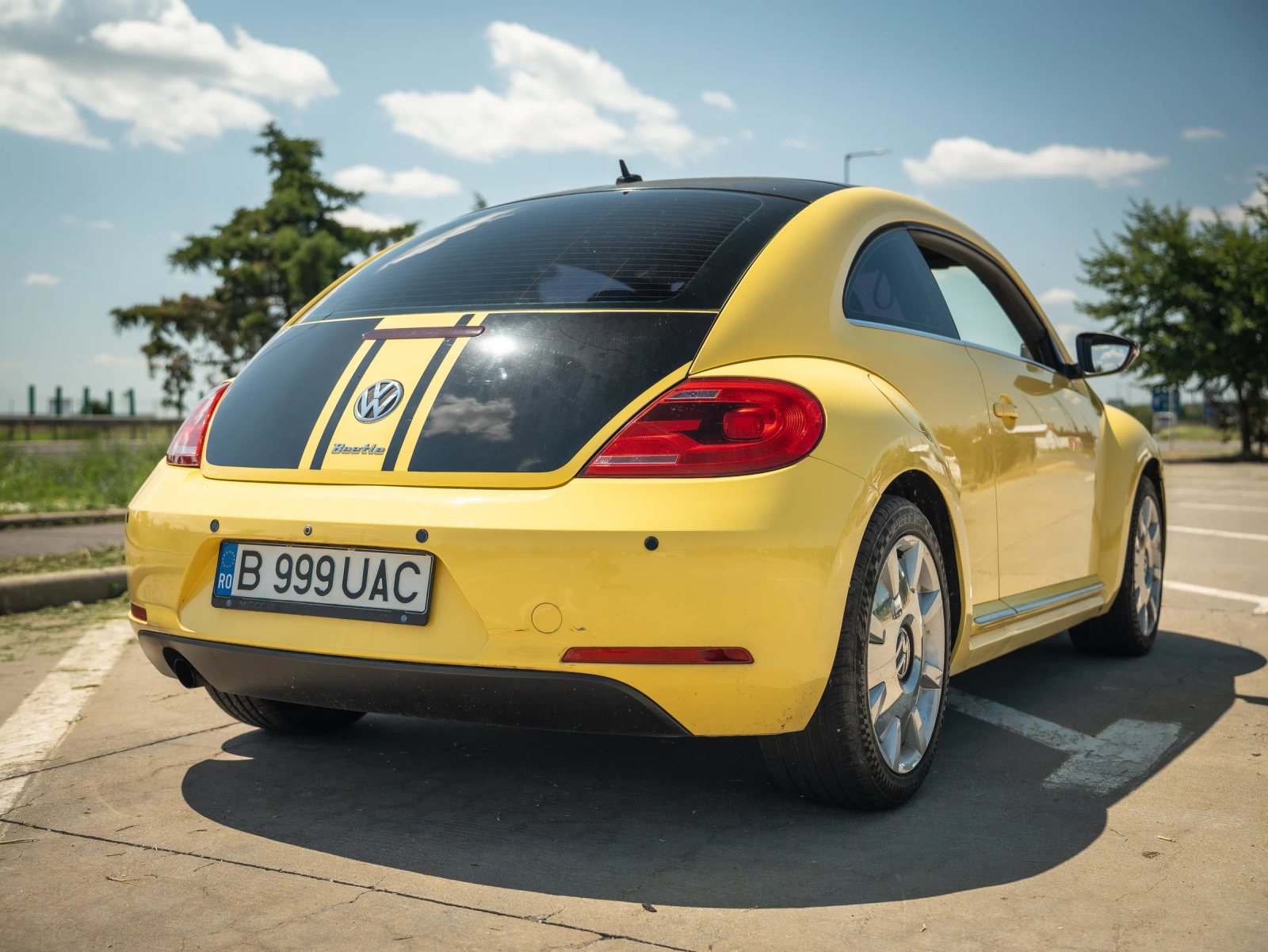 Volkswagen Beetle — vedere din spate la trei sferturi.