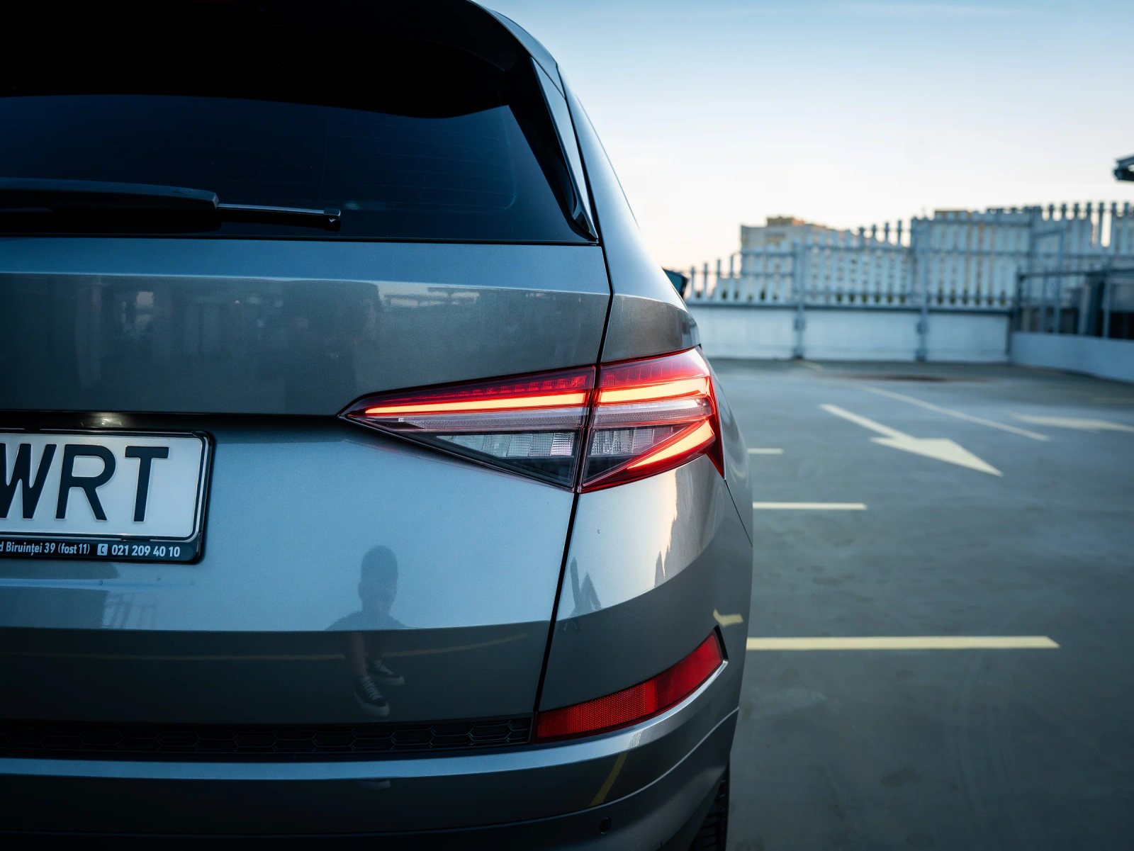 Škoda Kodiaq gri, detaliu exterior al stopului din dreapta.