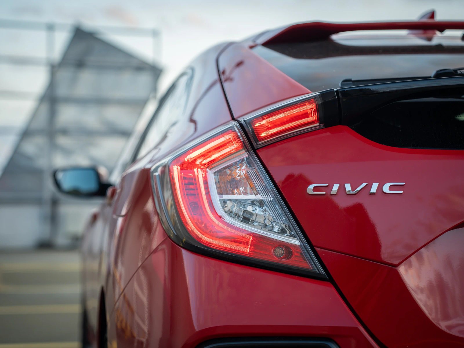 Honda Civic — detaliu al stopului și hayonului.