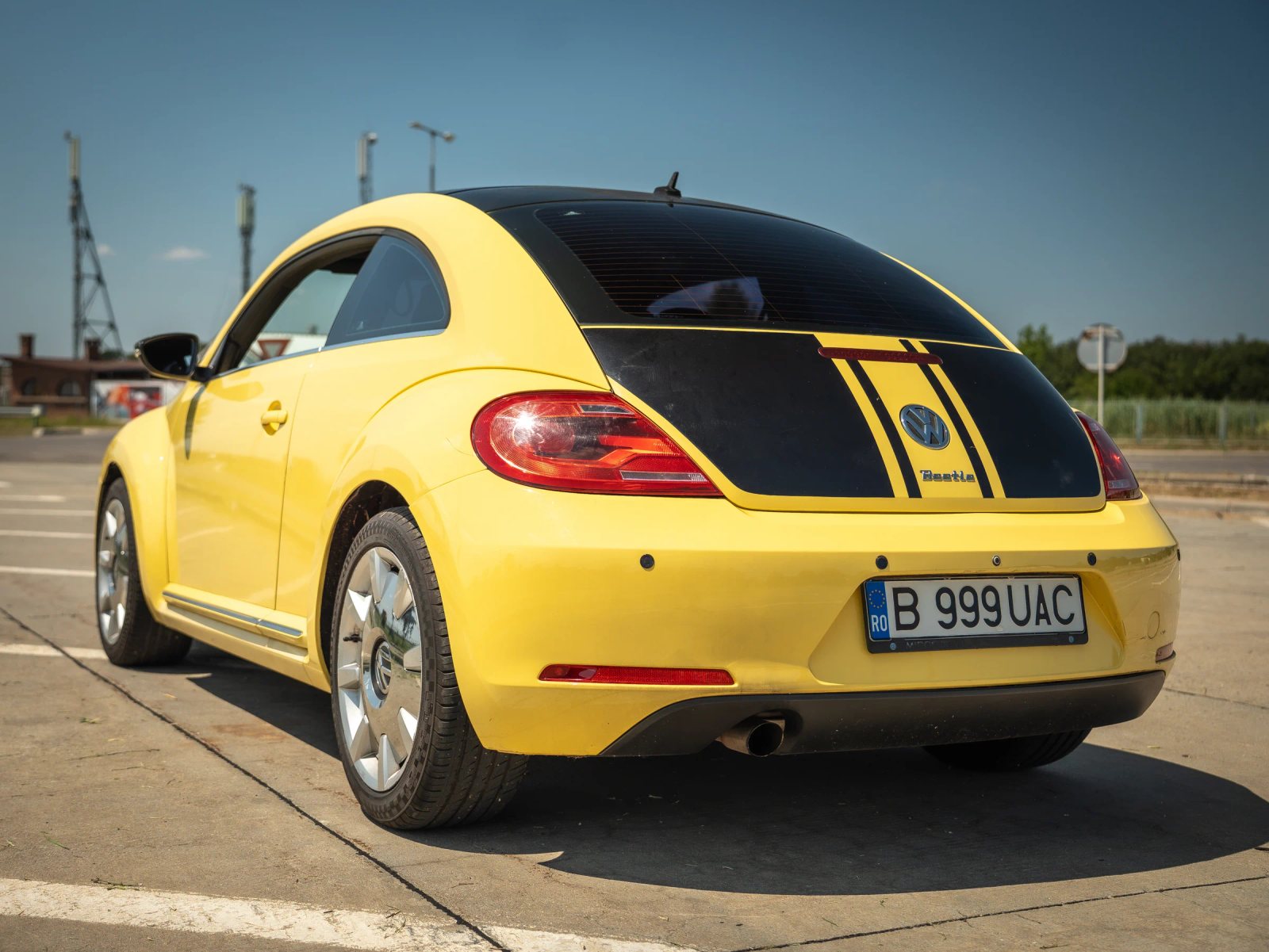 Volkswagen Beetle — vedere din spate la trei sferturi.
