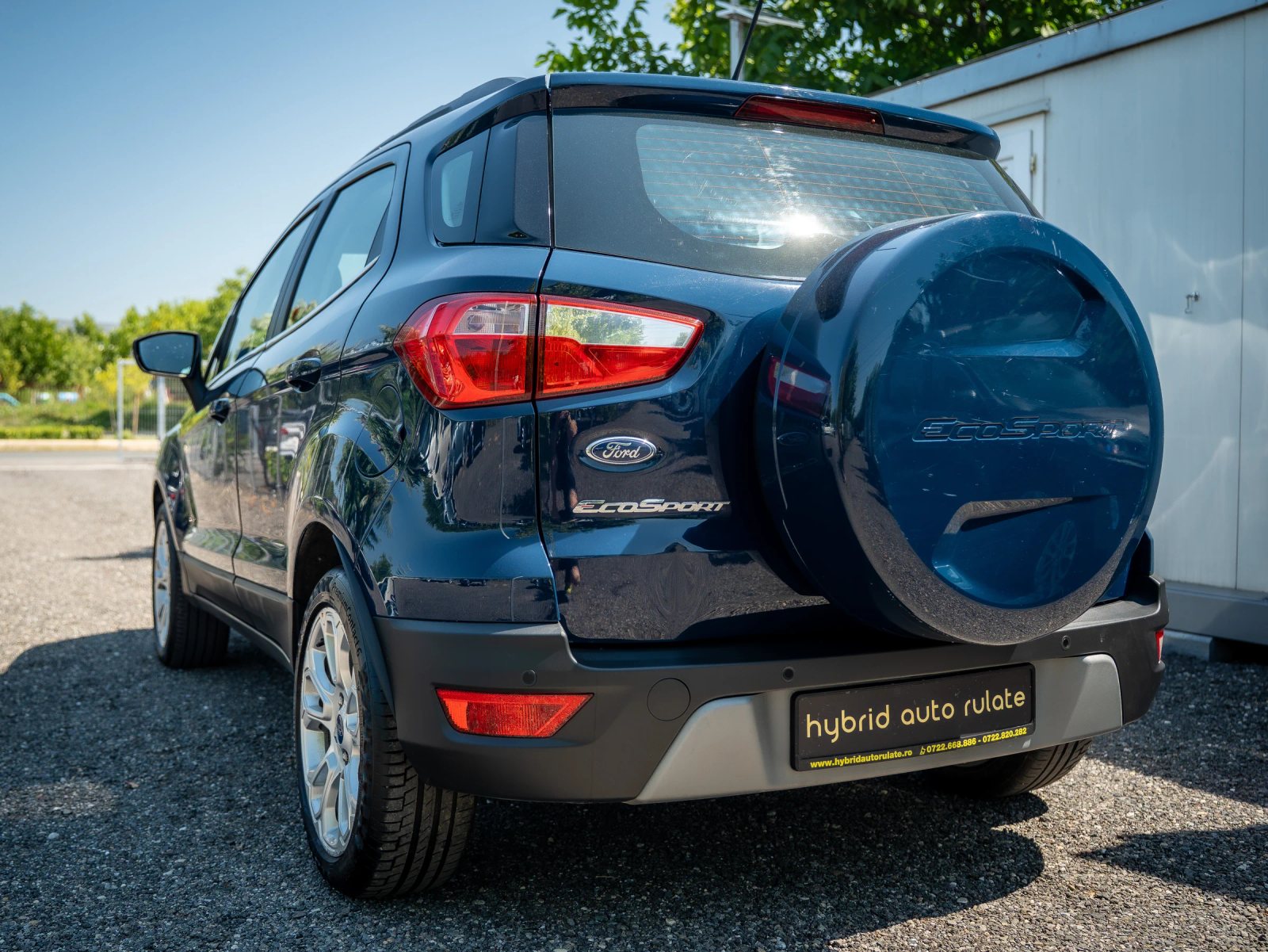 Ford EcoSport — vedere din spate la trei sferturi.