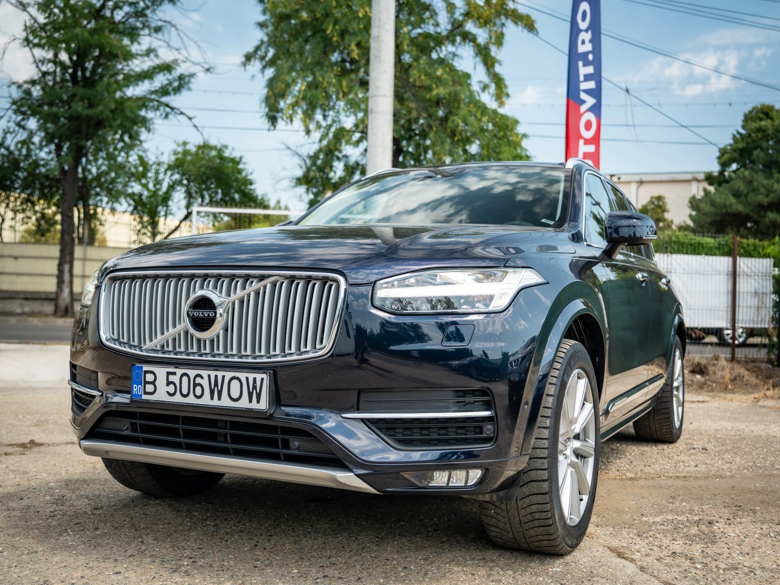 Volvo XC90 — vedere din față la trei sferturi.