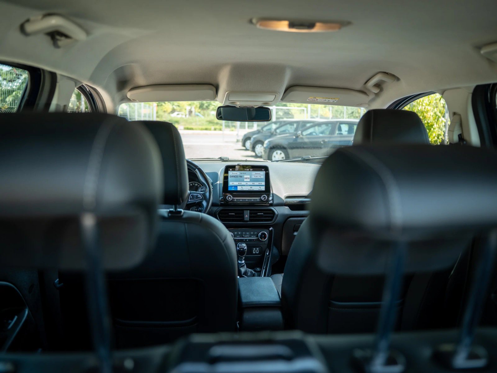 Ford EcoSport — vedere de ansamblu a bordului și consolei centrale.