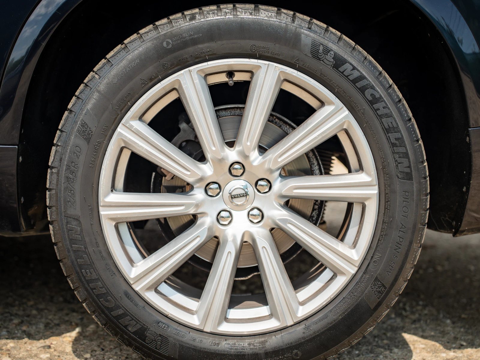 Volvo XC90 — detaliu al jantei și anvelopei.